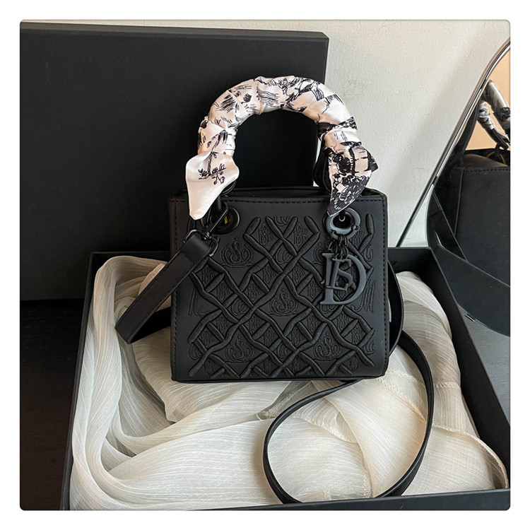 French Princess Diana bag, high-end armpit bag, small fragrant style shoulder crossbody bag, women's silk scarf handbag, niche small square bag