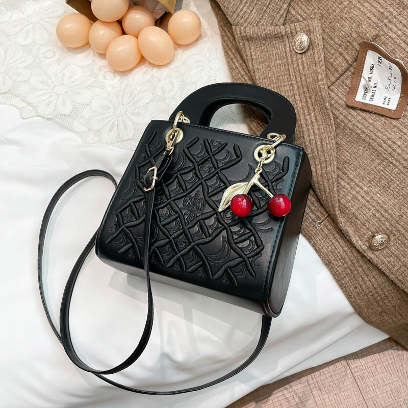 High-end retro temperament Princess Diana bag 2025 winter new women's fashion trendy exquisite mini small square bag shoulder bag