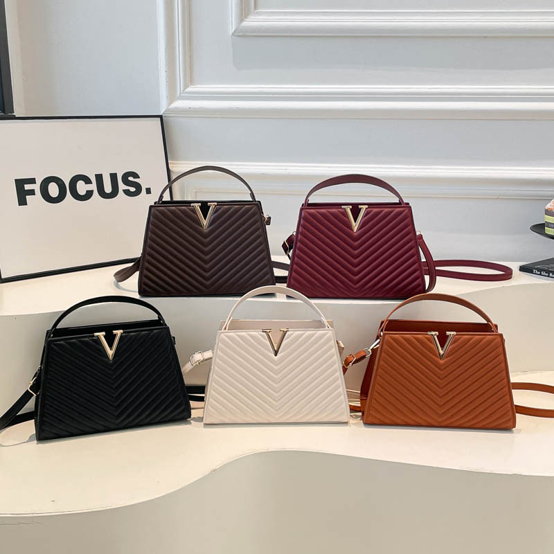 High-end texture rhombus large bag for women 2026 new niche design commuter small square bag versatile shoulder handbag